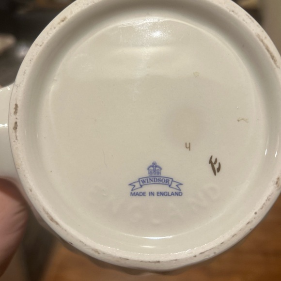 white floral vintage teapot made in england and is a collectible - Picture 5 of 6